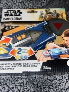 STAR WARS The Mandalorian Dual Attack Gauntlet Lights Disney Hasbro